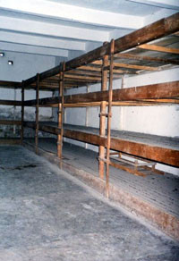 今も残る、粗末な三段ベッド