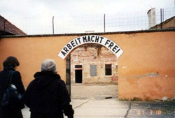 "ARBEIT MACHT FREI" － 働けば自由になれる