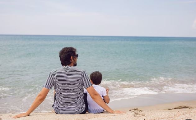 ¿Puede un padre dejar de pagar la pensión de alimentos porque el hijo pase el verano con él?
