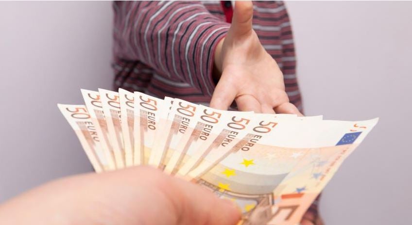 ¿Se puede dejar de pagar la pensión de alimentos si pierdes la relación con tu hijo tras una denuncia por violencia de género?