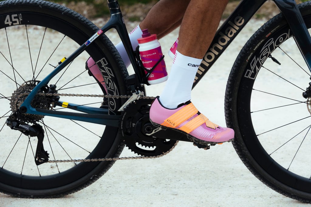 Der Fizik VENTO Powerstrap Aeroweave X Gravelbikeschuh