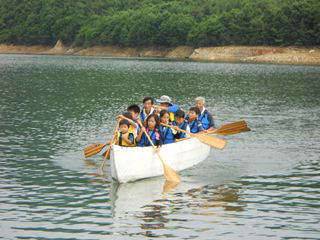 Ｅボートを組み立てて七ヶ宿湖のクルージング！