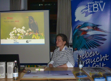 Ruth Waas bei ihrem Vortrag im Bahnhof Viechtach