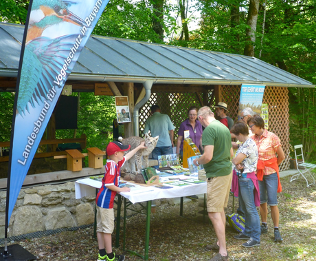 Teilweise war der Infostand dicht umlagert von den zahlreichen Besuchern beim Bärlauchfest
