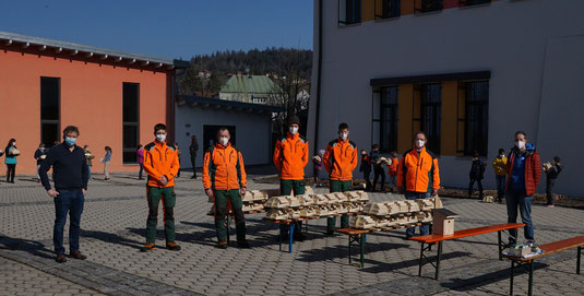 Der Direktor der Schule Richard Lang, Paul Hilgart mit drei Forstlehrlingen, Forstdirektor Jürgen Völkl und Ruth Waas vom LBV