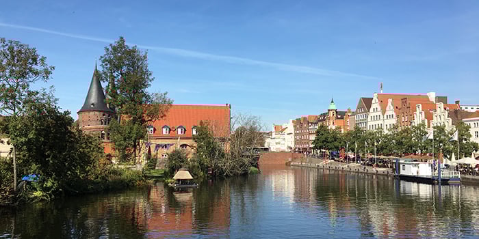 Blick von der "Professorenbrücke" in Richtung Salzspeicher- hier endet der Uferweg westlich der Trave.