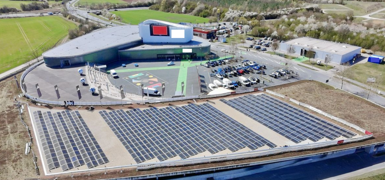 450 kWp auf dem Firmendach eines fränkischen Sportartikelherstellers aus Herzogenaurach, Monitoring und Wartung durch iKratos