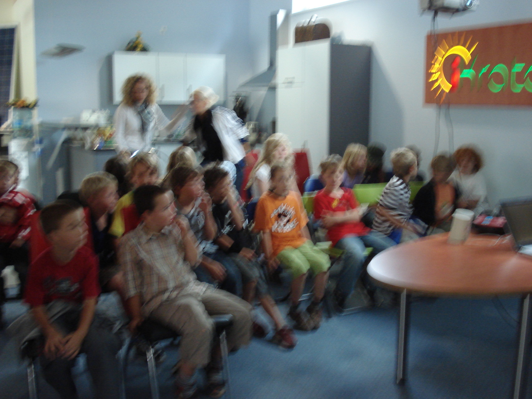 Kinder und Erwachsene mit Entertainment