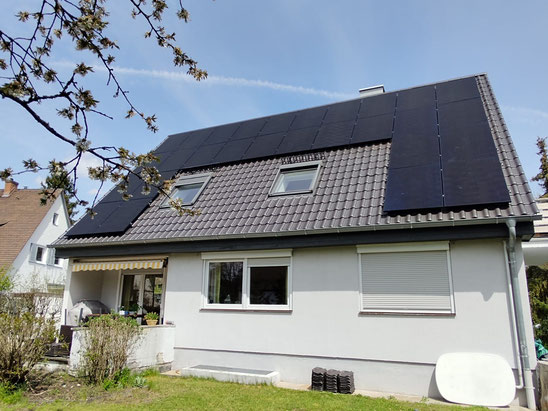 SunPower Black Module auf einem Einfamilienhaus © iKratos