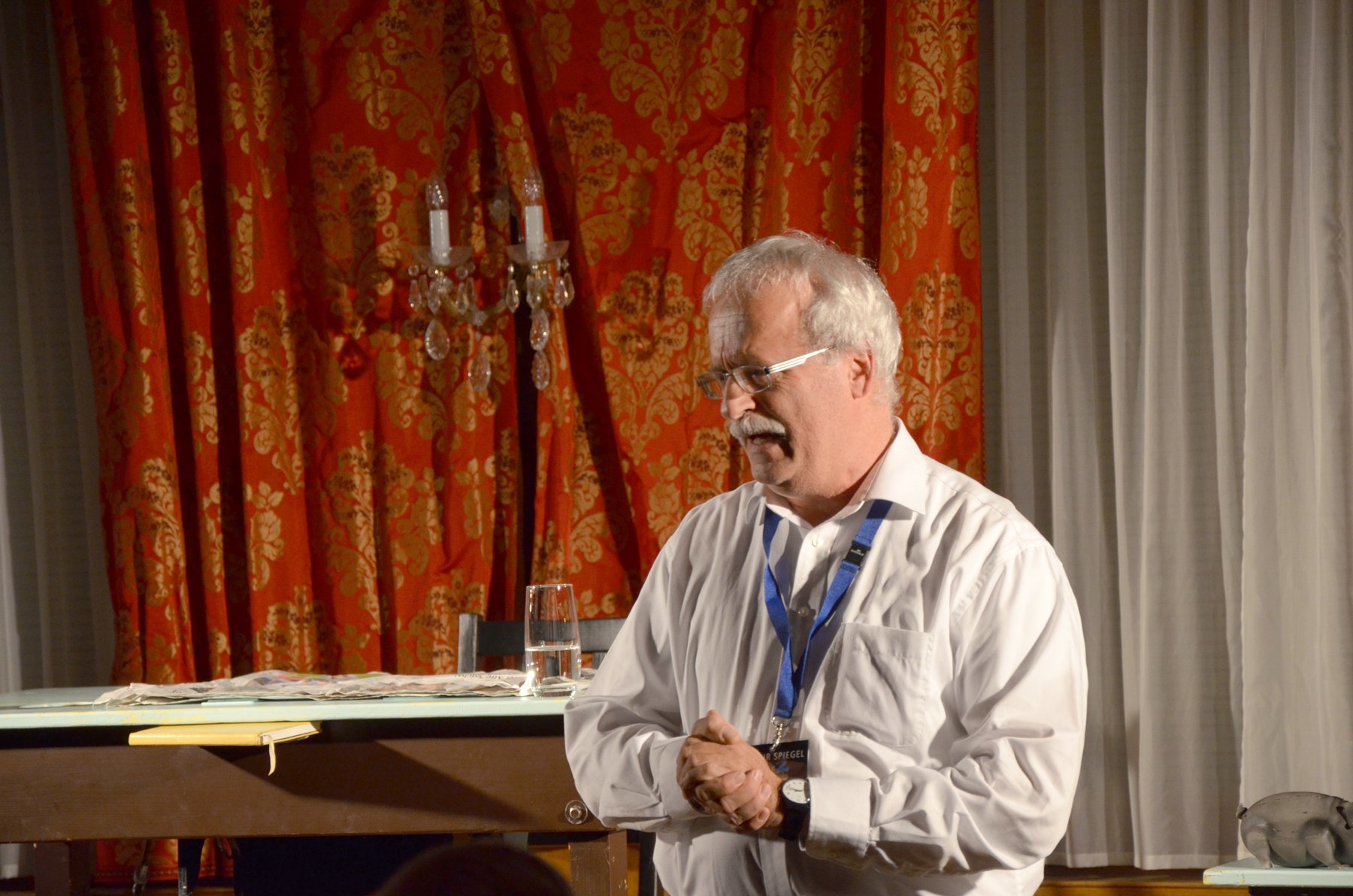 Christoph Buri begrüsst die Zuschauer …