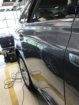 Réparation d'une bosse de gros volume sur porte arrière droite