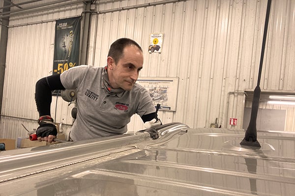 Débosselage d'un toît