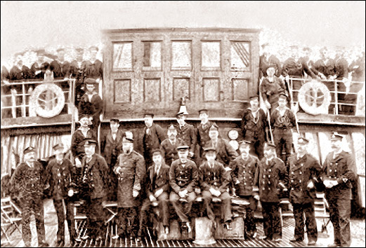 Le Capitaine M.P. McElhinney avec ses officiers et matelots sur l'Aberdeen en Écosse pour prendre livraison du bateau le 27 août 1894. De retour à Halifax le 7 septembre. Peu après le capitaine devint expert au ministère de la Marine et des pêches.