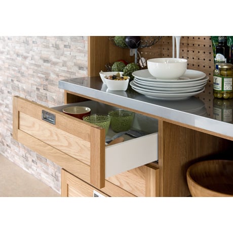 引き出しは軽く押すだけでやさしく静かに閉まるので、中の食器小物も傷つけにくい仕様です。