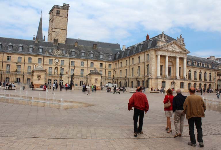 Pascale : Dijon, l'APAL sur la place de la libération