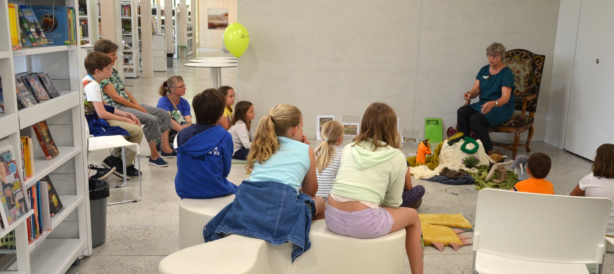 Gschichtezyt in der Bibliothek