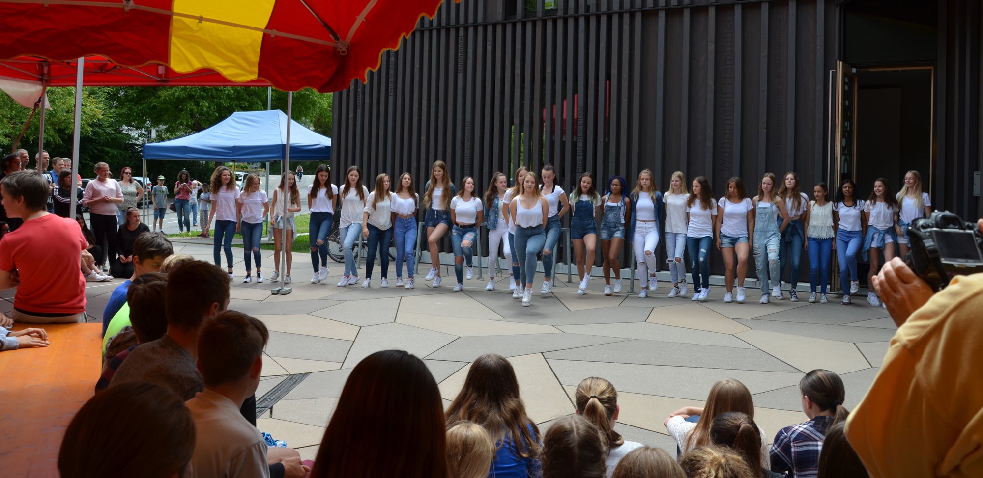 Tänzerinnen auf dem Vorsplatz
