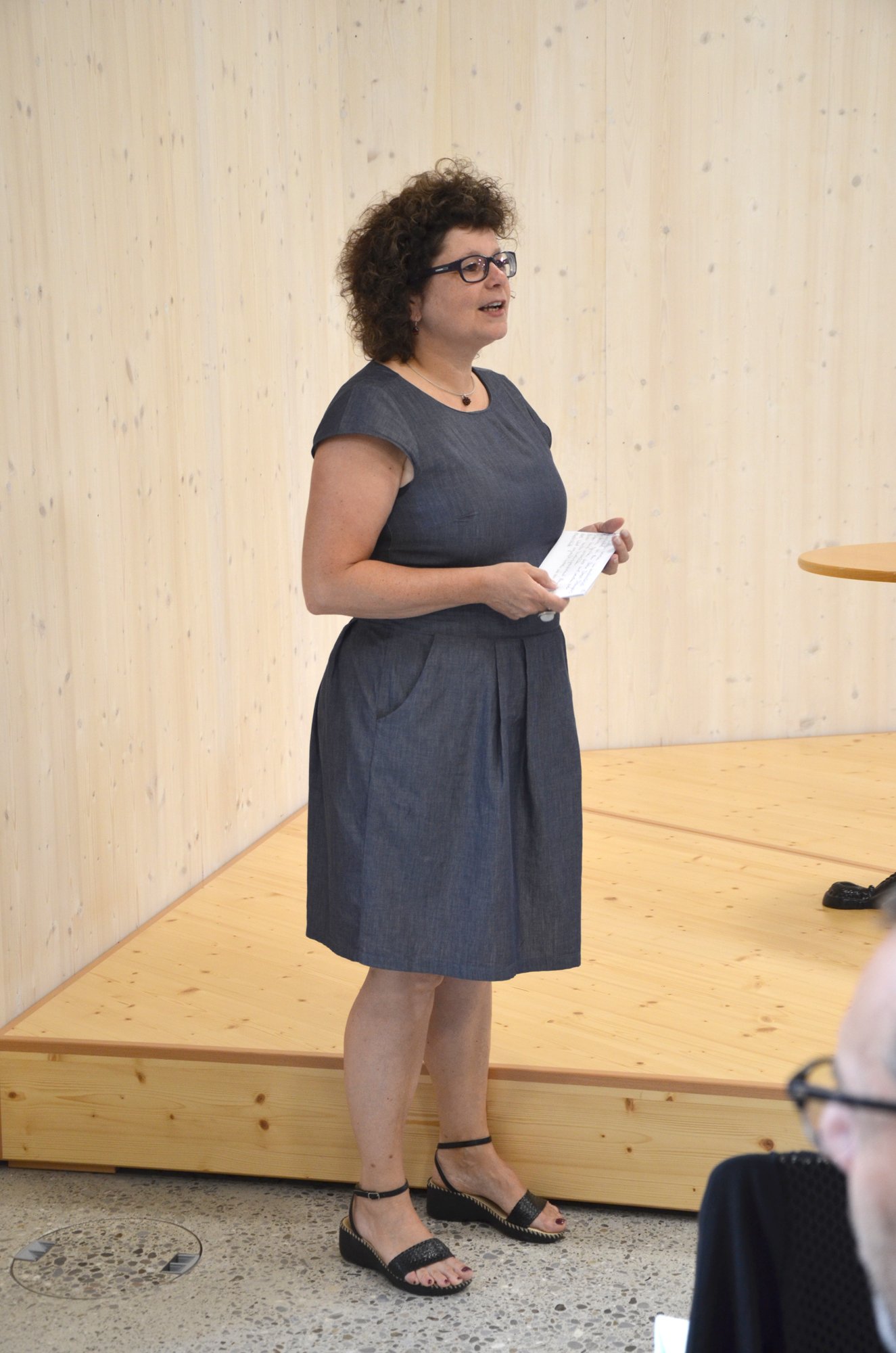 Brigitte Burri führt durch die offizielle Feier