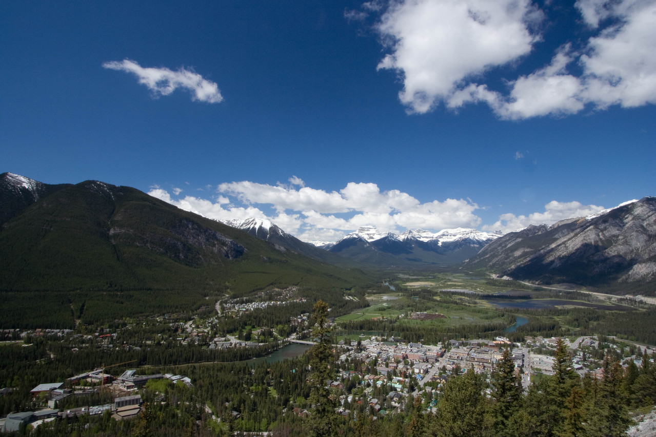 バンフの町を見下ろす、トンネルマウンテンハイク