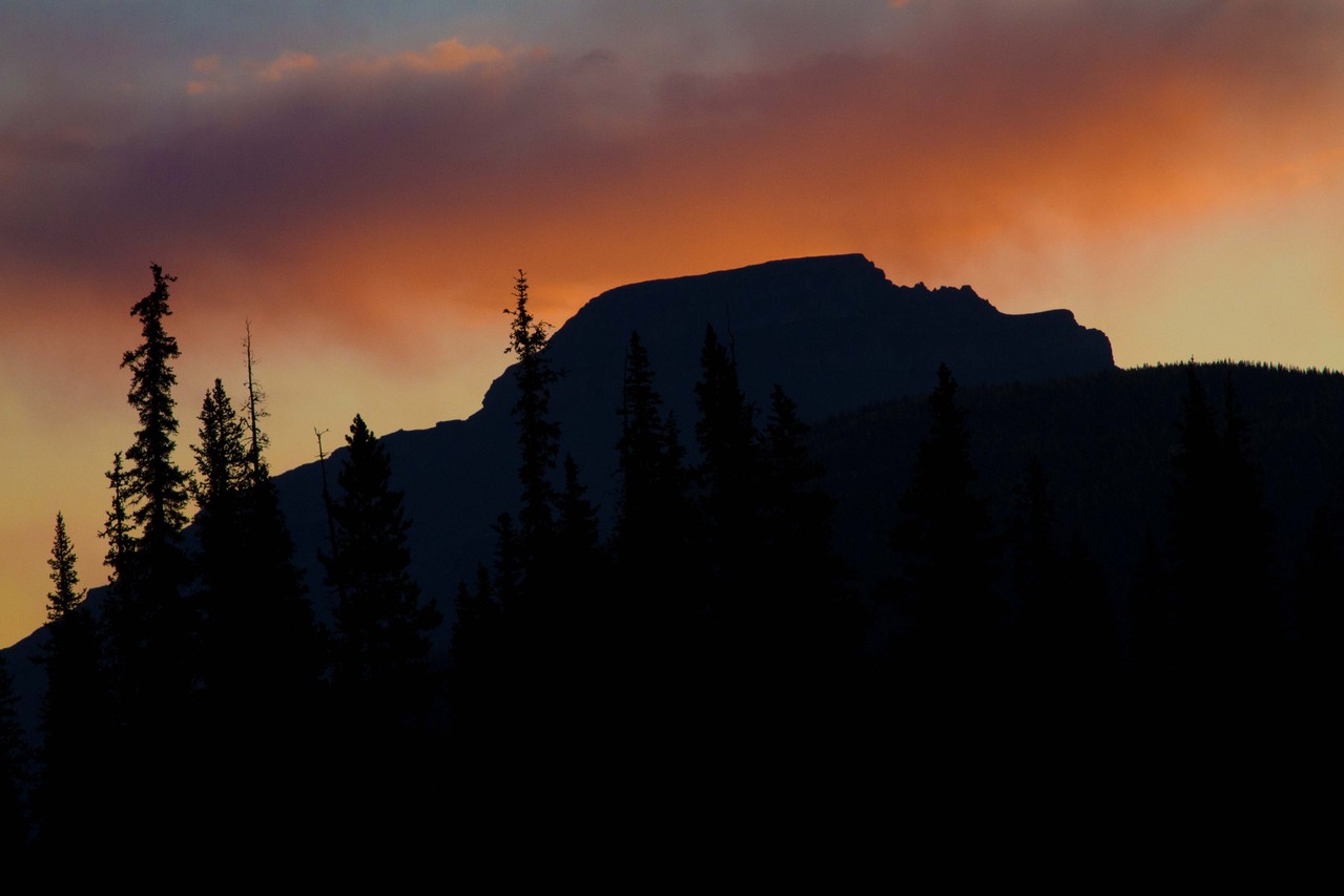 パイロットマウンテンの朝焼け、シャドウレイクロッジ
