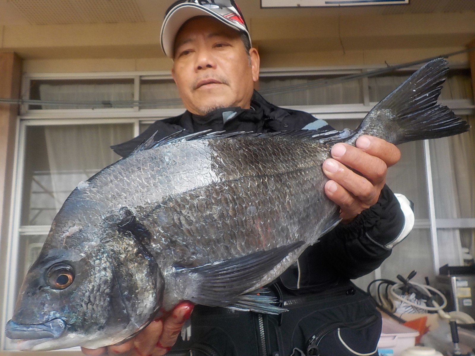 ３月２６日　磯釣りで村上さん　ガバチヌ５０㎝