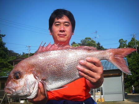 ５月１８日　船外機付きレンタルボートで緒方さん　真鯛５６㎝