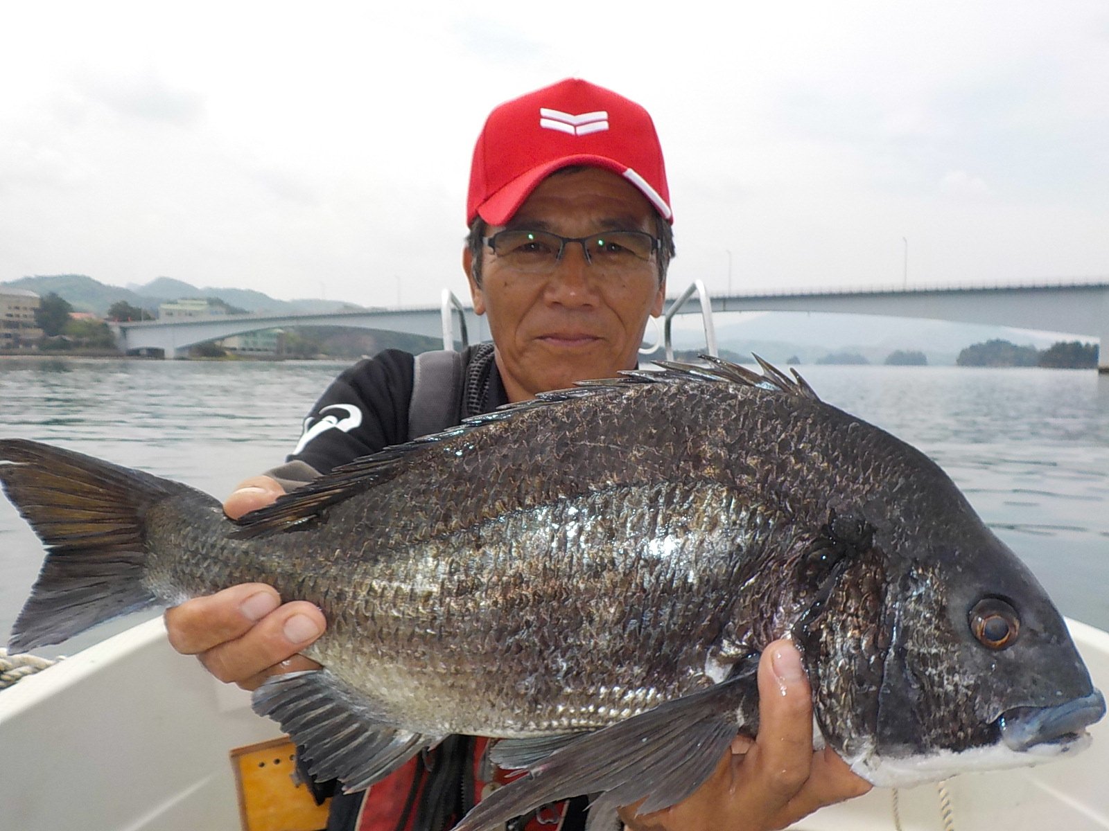 ４月２７日　磯釣りで川端さん　ガバチヌ５２．５㎝