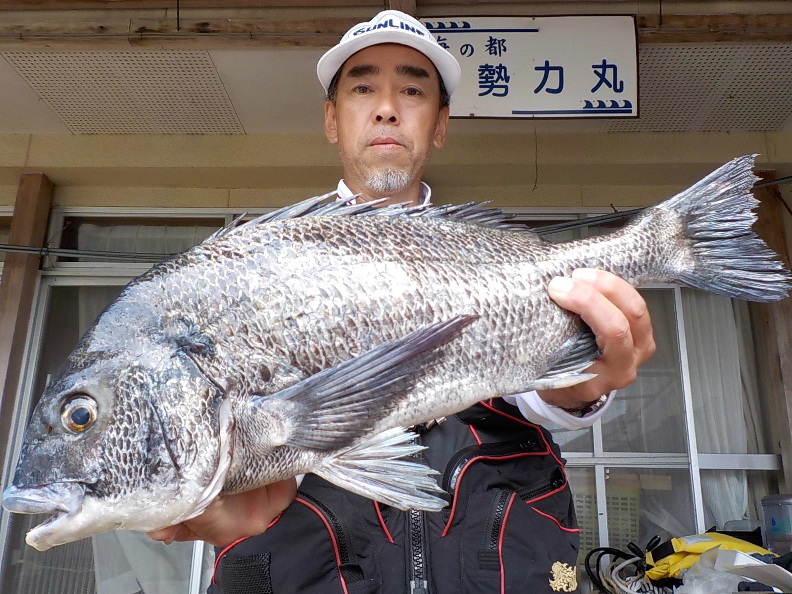 ５月１０日　磯釣りで桐原さん　ガバチヌ５０．５㎝