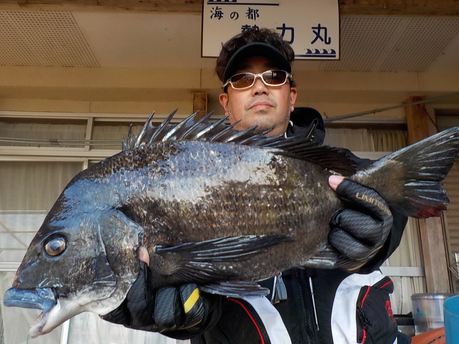 ４月２日　磯釣りで有田さん　ガバチヌ５３．７㎝・２．８kg