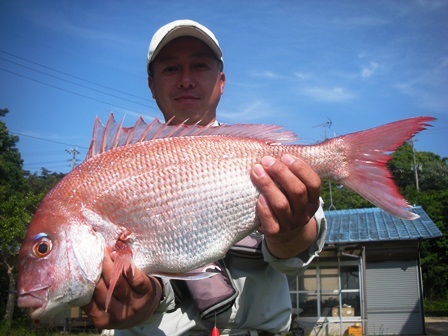 ５月１５日　船外機付きレンタルボートで植田さん　ビッグ真鯛５３．５㎝