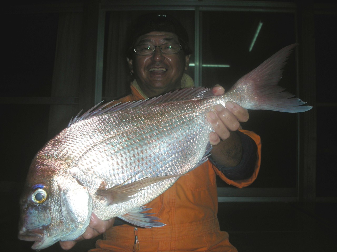１０月１１日　田中　誠さん　マダイ ６０㎝・２．３㎏