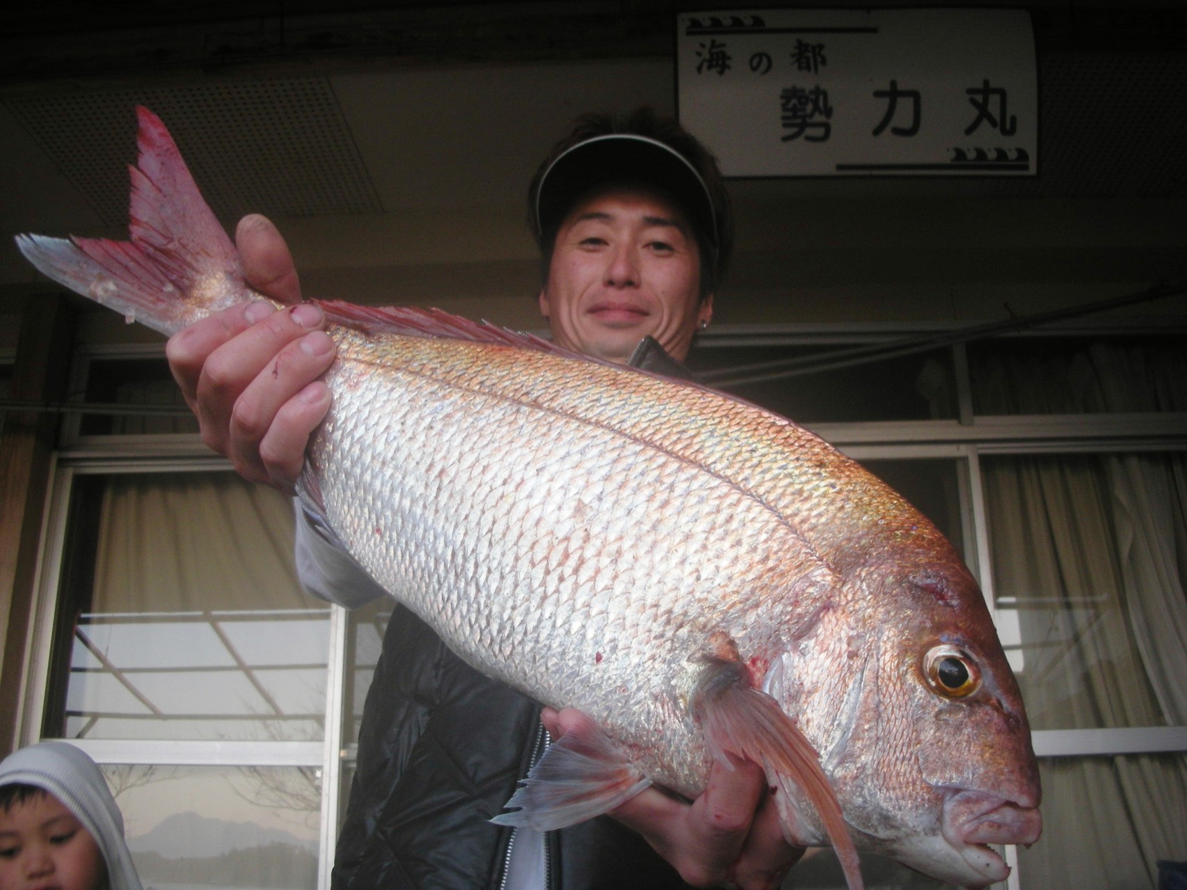 １０月１３日　船外機付きレンタルボートでン堤さん　マダイ５８㎝