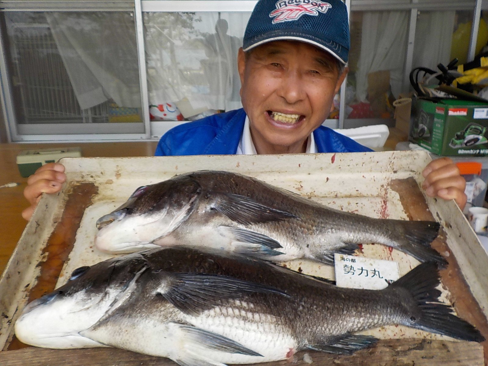 ５月７日　ダゴチン釣りで中林さん　ガバチヌ５３．５㎝・５１㎝