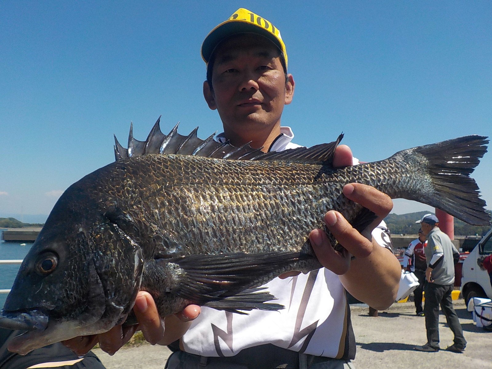 ４月２３日　磯釣りで村上さん　ガバチヌ５１㎝