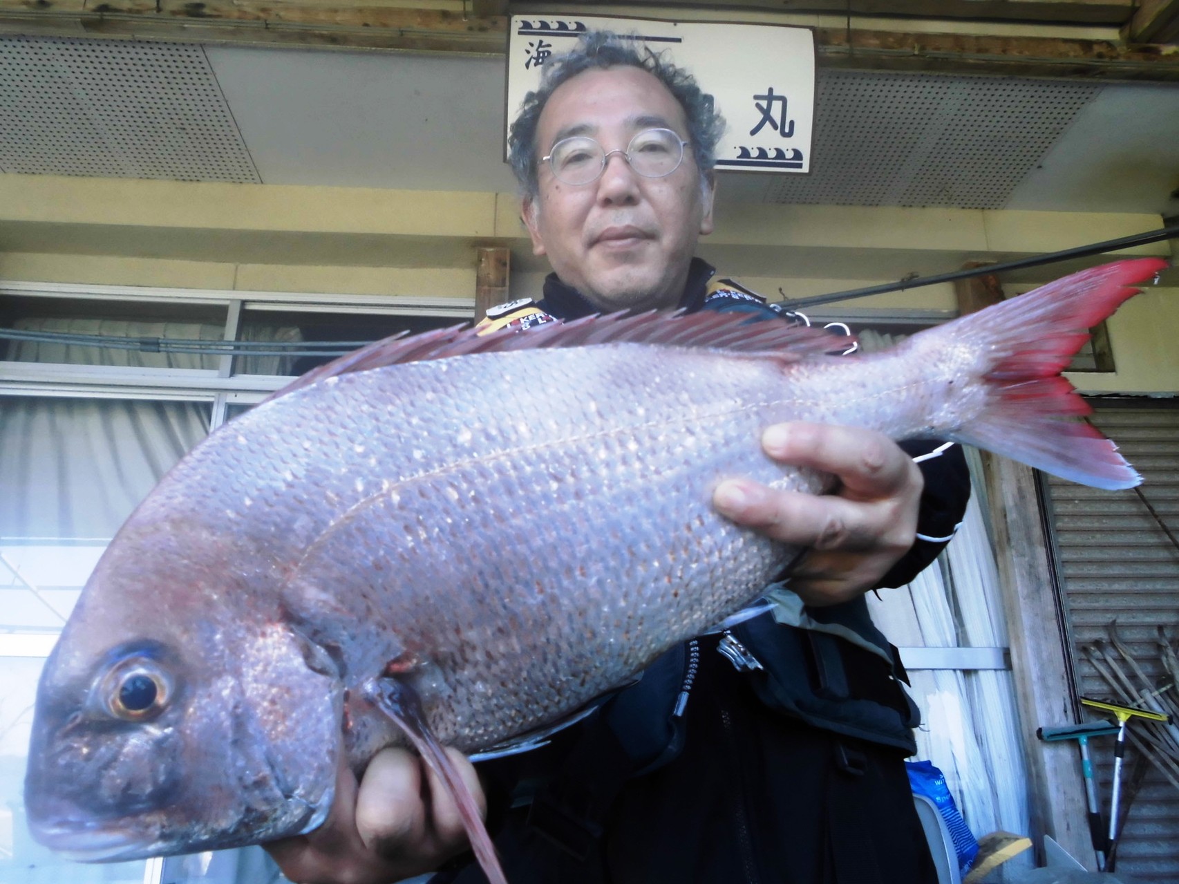 １０月１２日　船外機付きレンタルボートで森山さん　マダイ５５㎝