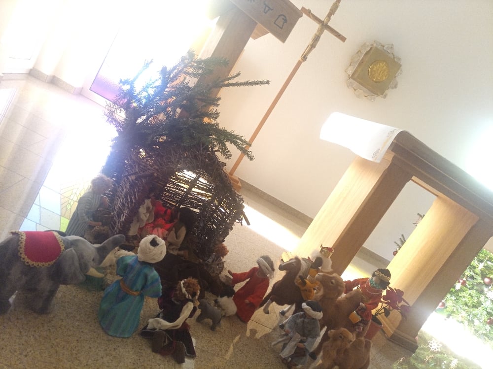 Die Sterndeuter kommen zum Kind in der Krippe und beten an.