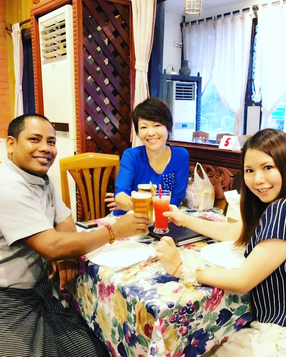 財団のゆきこさん、通訳のモーさんと。