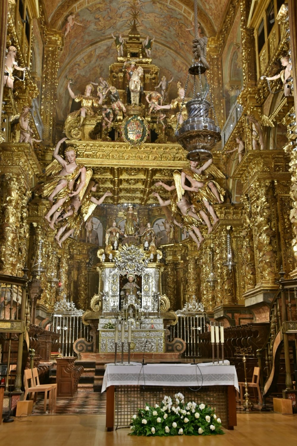 Natürlich ist der Altar etwas größer und üppiger geraten als in anderen Gotteshäusern