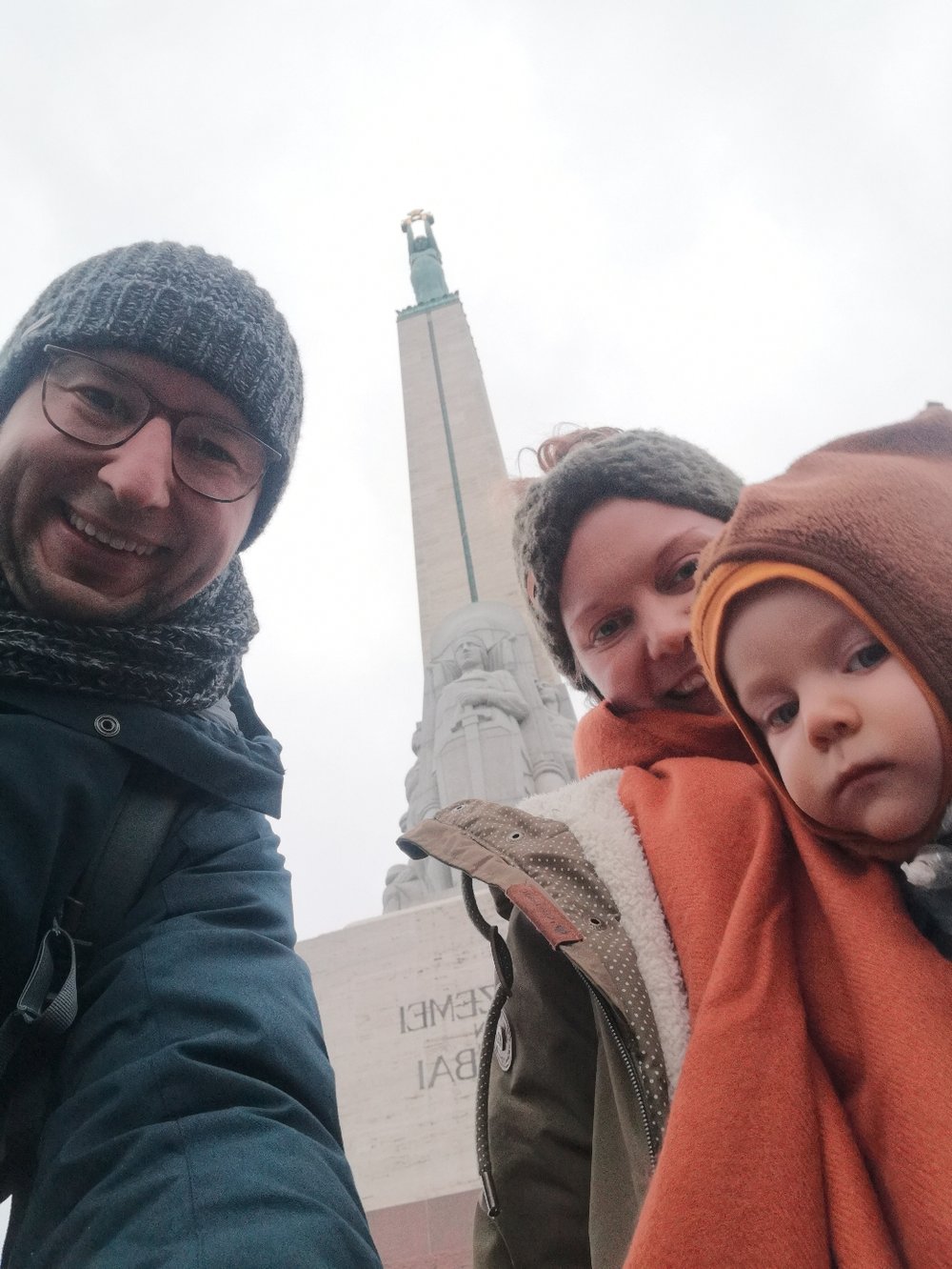 Vor dem Denkmal am Eingang der Altstadt