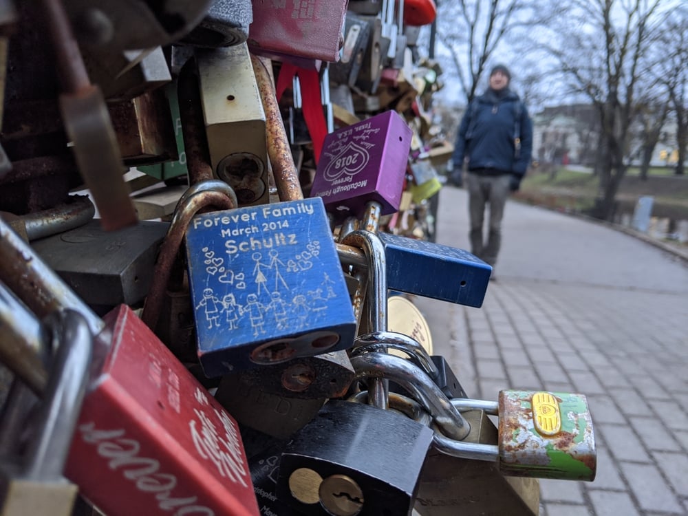 Viele Liebesschlösser im Stadtpark Bastejkalna