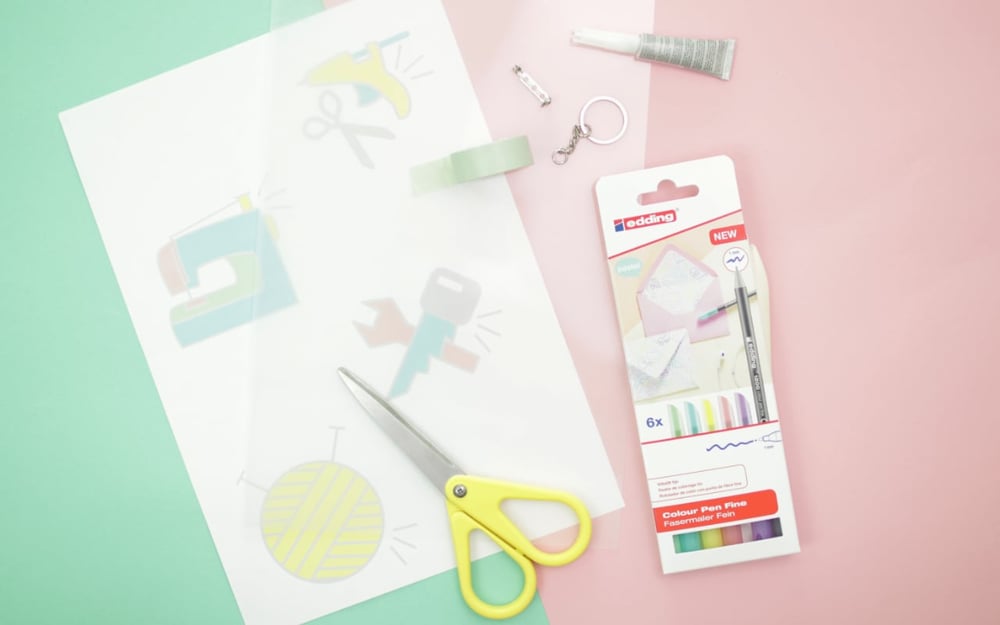 [Werbung] DIY Anstecker und Schlüsselanhänger aus Schrumpffolie mit den edding 1200 Fasermalern in Pastell aus Schrumpffolie mit kostenloser Druckvorlage als Nähmaschine, Wollknäuel, Säge und Stifte. Bastelanleitung von DIY Eule.