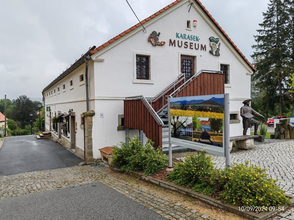 Museum mit neugestalteten Parkplatz 2024