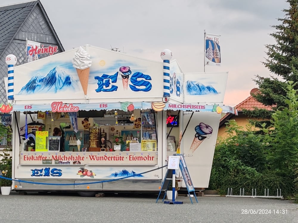 Leckeres Softeis, kleine Tüte 2 Euro auf Baumarkt-Parkplatz 