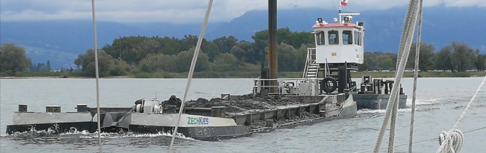 Die Fahrrinne wird ausgebaggert, der Aushub so abtransportiert. 