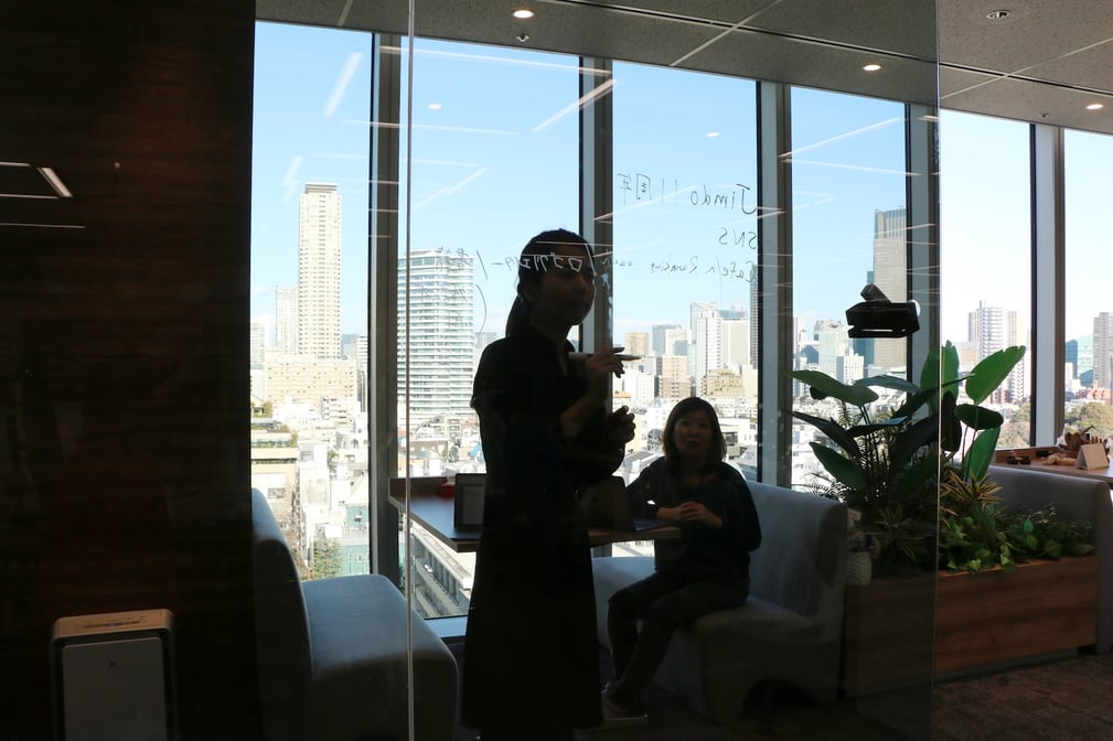 ▲ファミレス席でのミーティングで使われる透明ボード