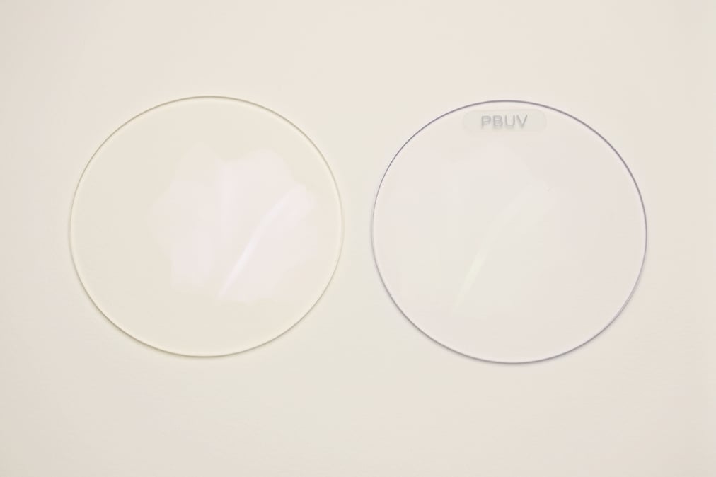 一般的なUVカット100%レンズとピュアブルーUVレンズの透明感を比較