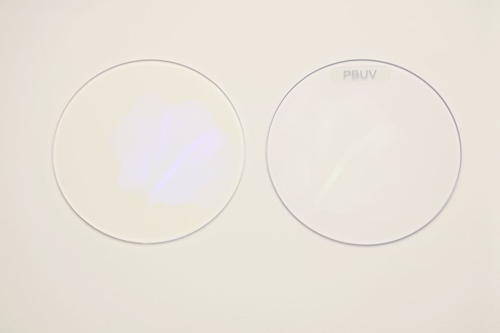 一般的なブルーライトカットコーティングのレンズとピュアブルーUVレンズとの色味比較