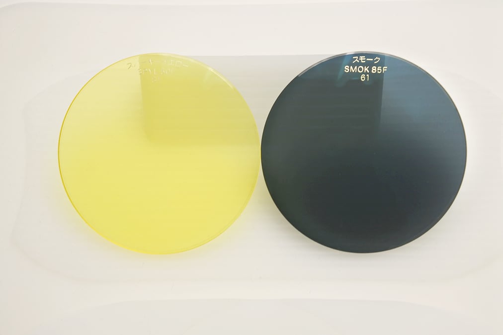 目に見える可視光線の400～420nm（ナノメートル）までを80%カットしているレンズとピュアブルーUVの透明度比較