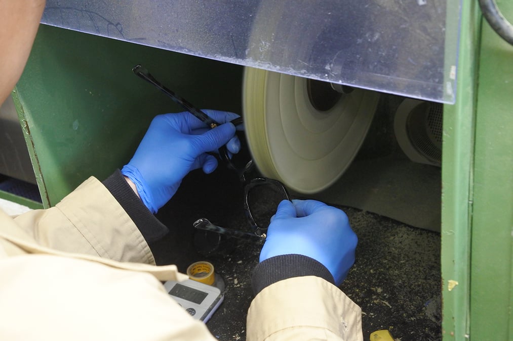 アセテートフレーム工場、フレームの磨き工程の画像