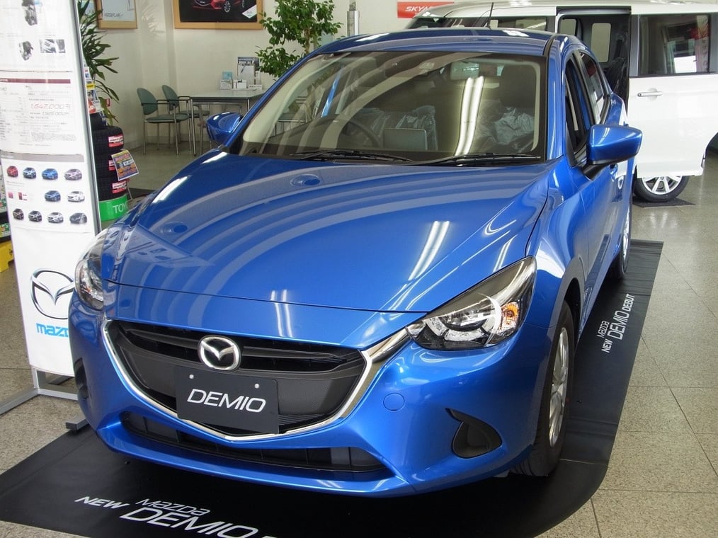 新型デミオ13S LEDコンフォートパッケージ・スポーティパッケージ装着車（ダイナミックブルーマイカ）